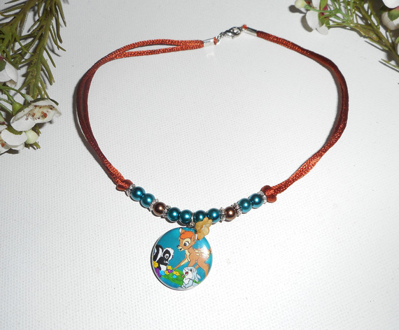 Collier animaux avec perles de verre bleu et marron sur cordon en soie