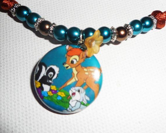 Collier animaux avec perles de verre bleu et marron sur cordon en soie