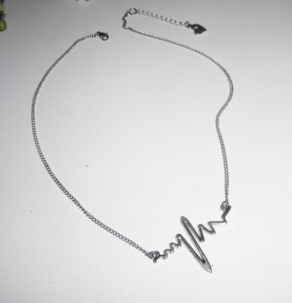 Collier avec électrocardiogramme, "son dernier battement de coeur"