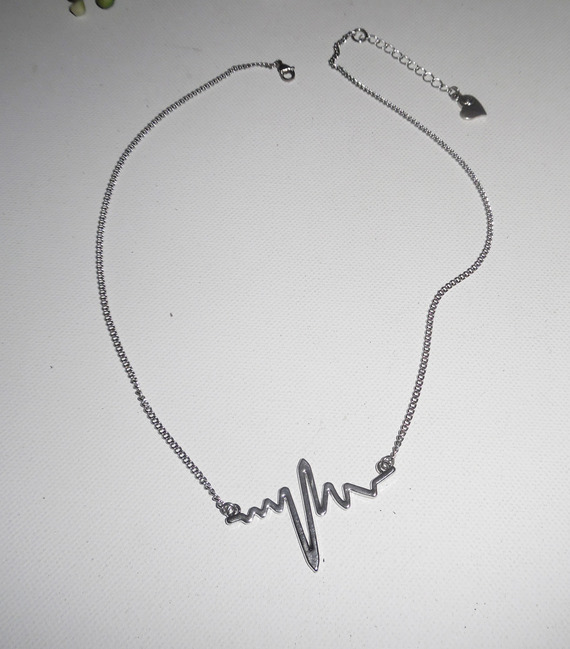 Collier avec électrocardiogramme, "son dernier battement de coeur"