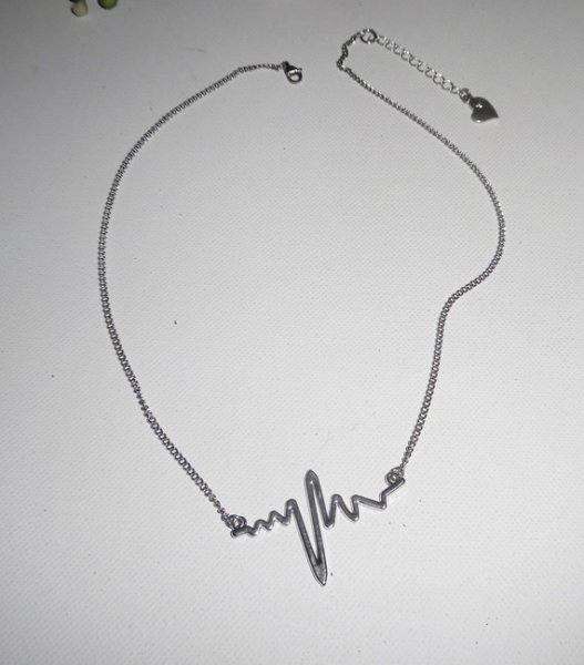 Collier avec électrocardiogramme, "son dernier battement de coeur"