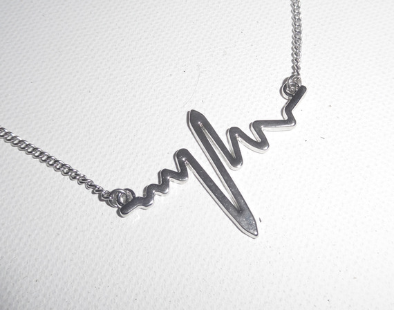 Collier avec électrocardiogramme, "son dernier battement de coeur"