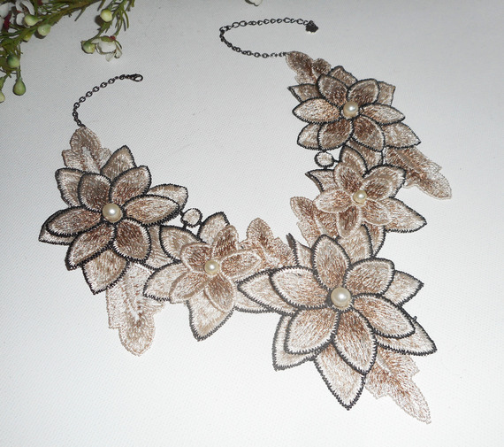 Collier broderie avec fleurs ivoire et perles en verre nacré