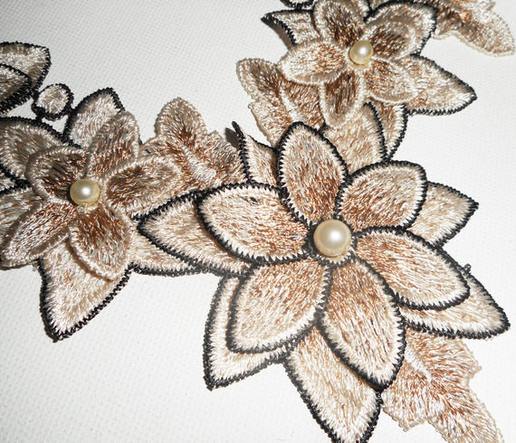 Collier broderie avec fleurs ivoire et perles en verre nacré