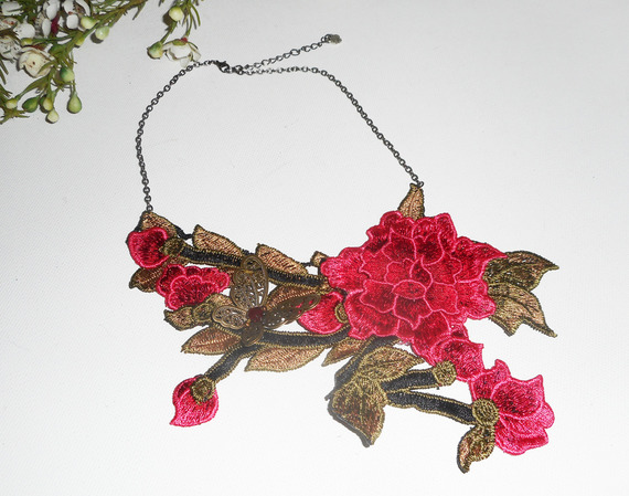 Collier broderie de fleurs roses avec feuillage sur chaine noire