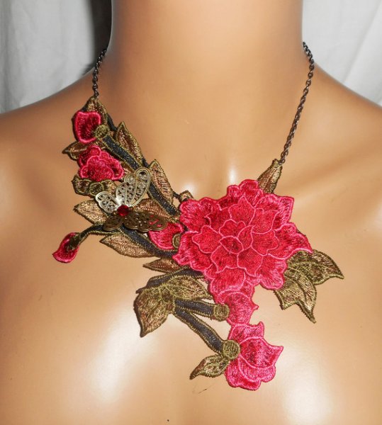 Collier broderie de fleurs roses avec feuillage sur chaine noire