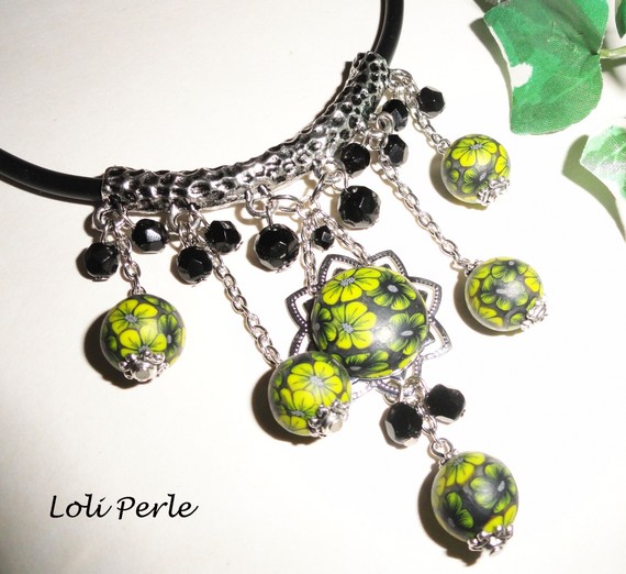 Collier cabochons  en argile et perles fleuris avec cristal noir