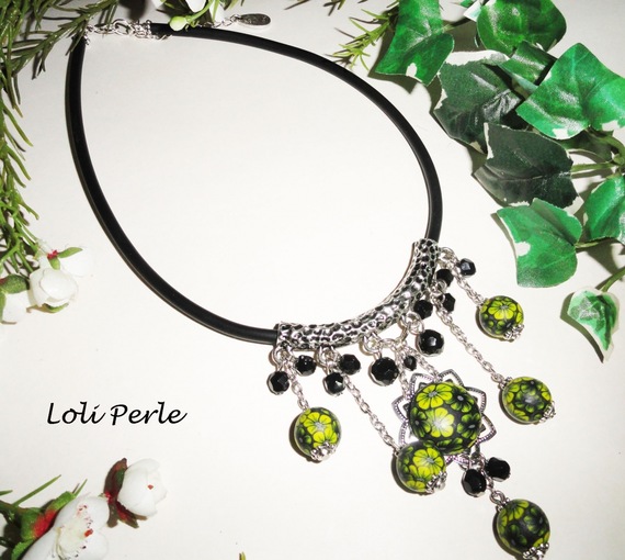 Collier cabochons  en argile et perles fleuris avec cristal noir