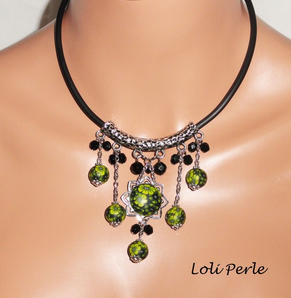 Collier cabochons  en argile et perles fleuris avec cristal noir