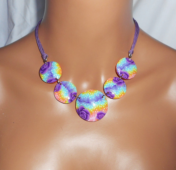 Collier cabochons fleuris multicolores en argile polymère sur cordon en coton ciré violet