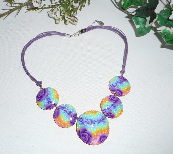 Collier cabochons fleuris multicolores en argile polymère sur cordon en coton ciré violet