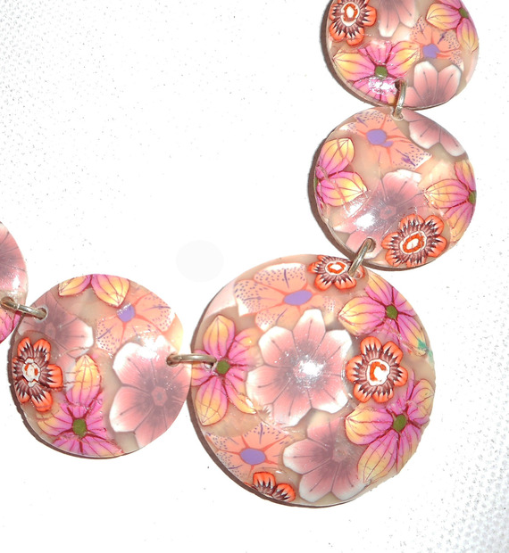 Collier cabochons fleuris rose en argile polymère sur cordon