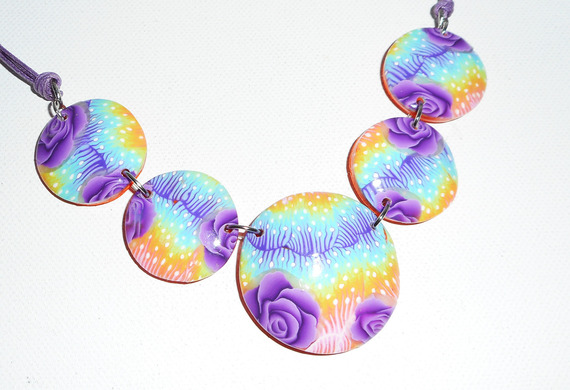 Collier cabochons fleuris multicolores en argile polymère sur cordon en coton ciré violet