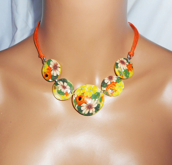 Collier cabochons fleuris oranges en argile polymère sur cordon en coton ciré