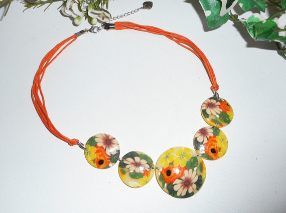 Collier cabochons fleuris oranges en argile polymère sur cordon en coton ciré