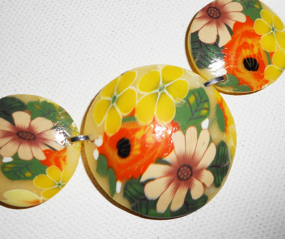 Collier cabochons fleuris oranges en argile polymère sur cordon en coton ciré