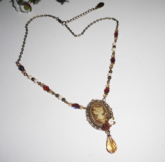 Collier camé marron  avec perles de cristal et pierres écrues sur chaine bronze