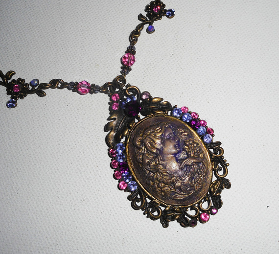 Collier camé serti de cristal violet rose sur chaine bronze
