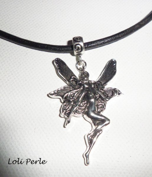 Collier cuir noir avec pendentif fée en argent sur cordon de cuir noir