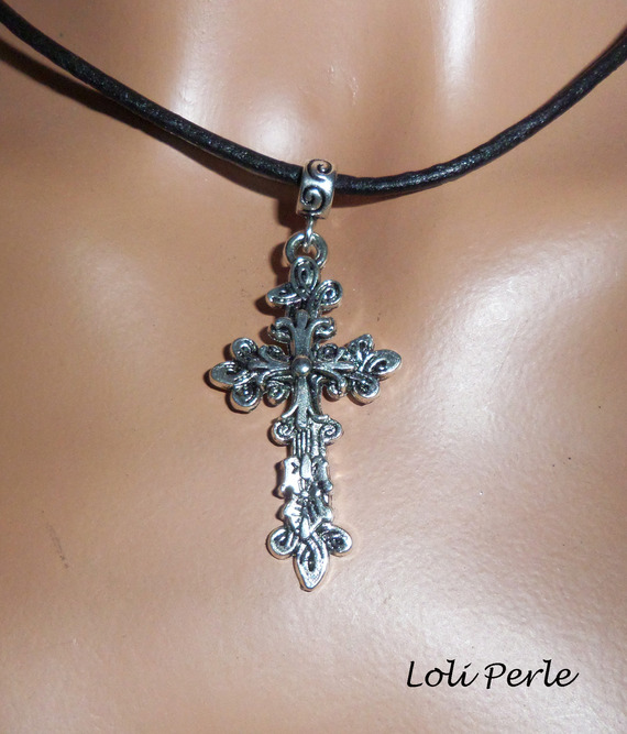 Collier cuir noir avec pendentif  croix fleurie en argent sur cordon de cuir noir