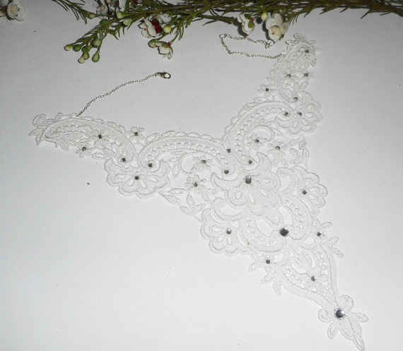 Collier de Cérémonie dentelle blanc motif fleurs avec cristal de Swarovski