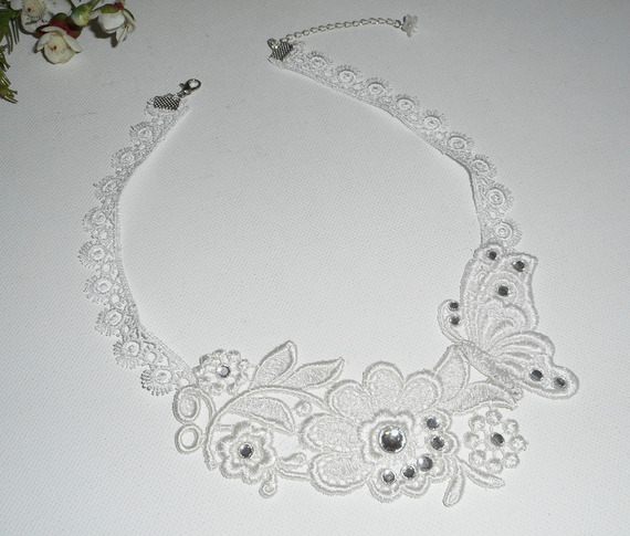 Collier de Cérémonie fleur et papillon en dentelle blanche avec cristal de Swarovski et perles
