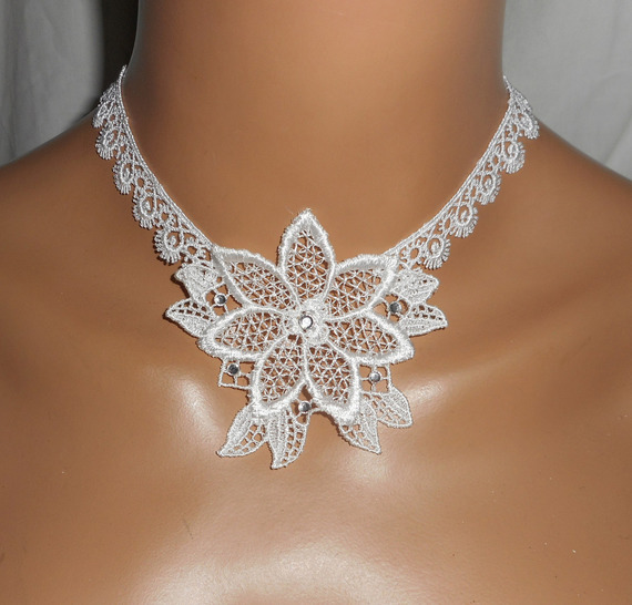 Collier de Cérémonie fleur en dentelle blanche avec cristal de Swarovski