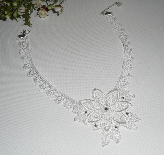 Collier de Cérémonie fleur en dentelle blanche avec cristal de Swarovski