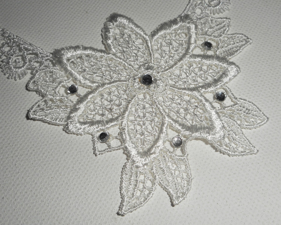 Collier de Cérémonie fleur en dentelle blanche avec cristal de Swarovski