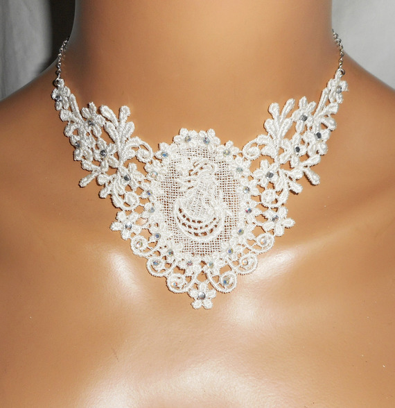 Collier de Cérémonie dentelle écrue motif camé fleuri avec cristal de Swarovski