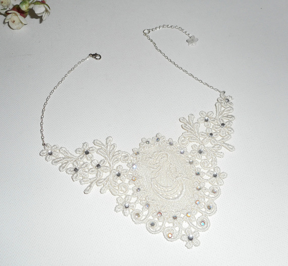 Collier de Cérémonie dentelle écrue motif camé fleuri avec cristal de Swarovski