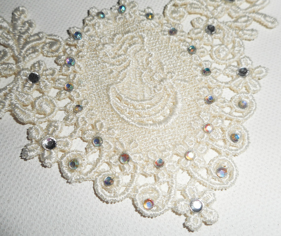 Collier de Cérémonie dentelle écrue motif camé fleuri avec cristal de Swarovski