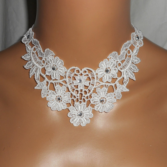 Collier de Cérémonie en grande dentelle blanche avec cristal de Swarovski