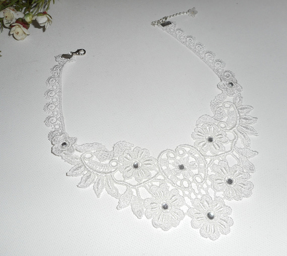 Collier de Cérémonie en grande dentelle blanche avec cristal de Swarovski