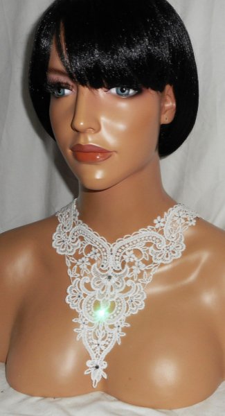 Collier de Cérémonie dentelle blanc motif fleurs avec cristal de Swarovski