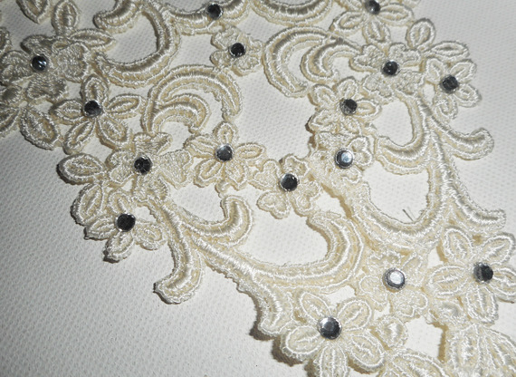 Collier de Cérémonie dentelle écrue motif arabesque et fleurs avec cristal de Swarovski