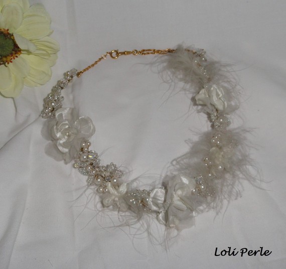 Collier de mariage en perles de cristal brodées et plume blanche