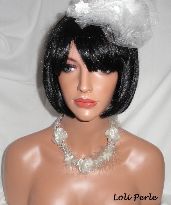 Collier de mariage en perles de cristal brodées et plume blanche