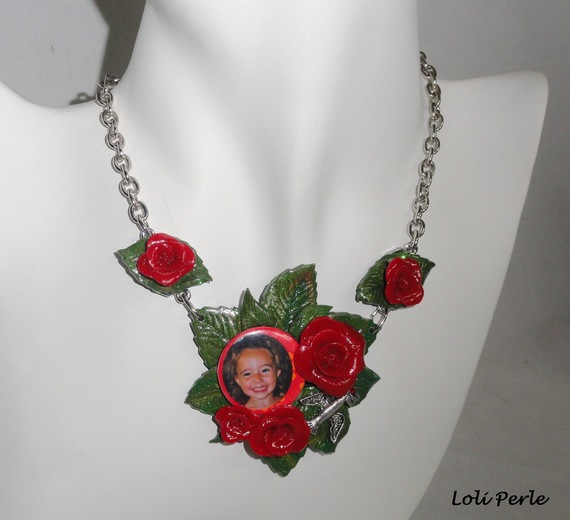 Collier de roses rouges en argile avec photo au choix sur chaine argent