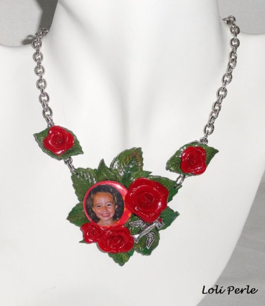 Collier de roses rouges en argile avec photo au choix sur chaine argent