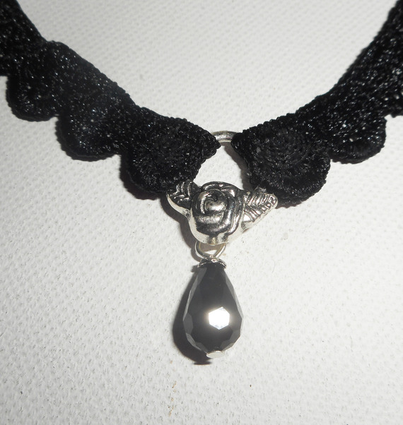 Collier en dentelle noire avec goutte en cristal de bohème