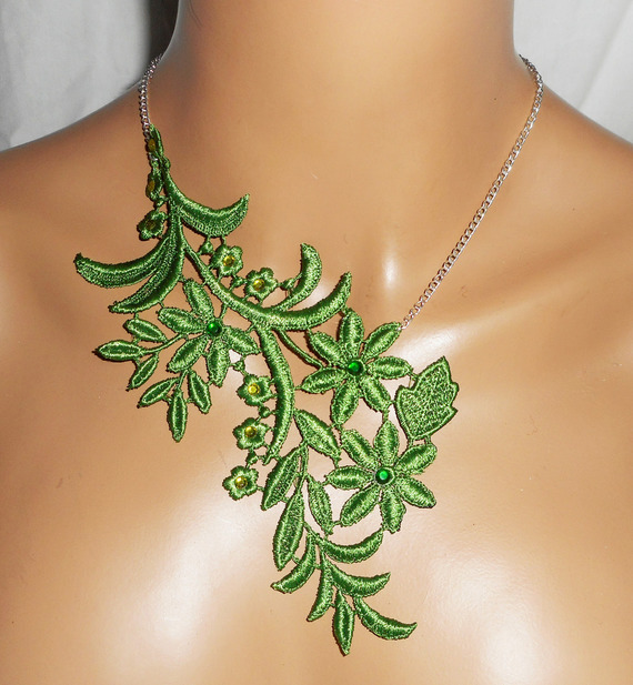 Collier en fine broderie verte motif fleur avec cristal  sur chaine argent