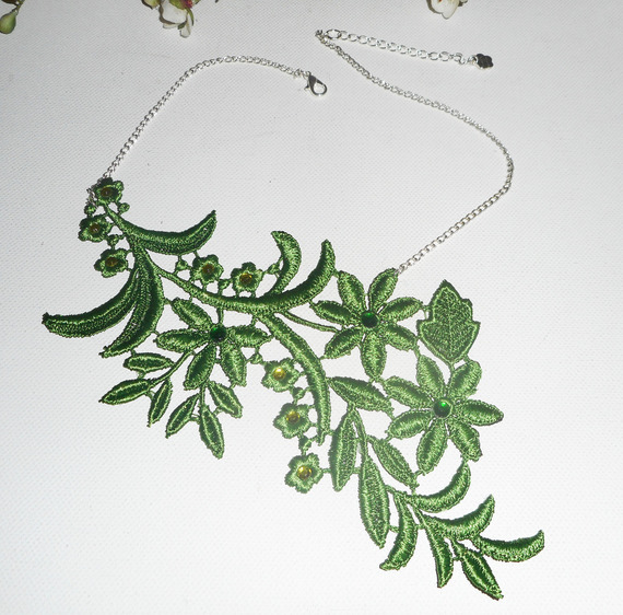 Collier en fine broderie verte motif fleur avec cristal  sur chaine argent