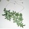 Collier en fine broderie verte motif fleur avec cristal  sur chaine argent