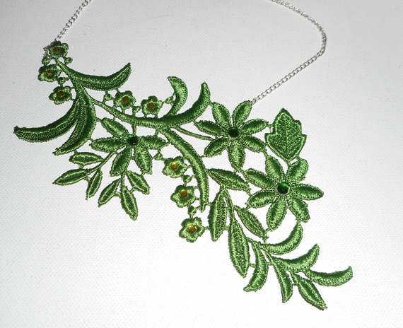 Collier en fine broderie verte motif fleur avec cristal  sur chaine argent