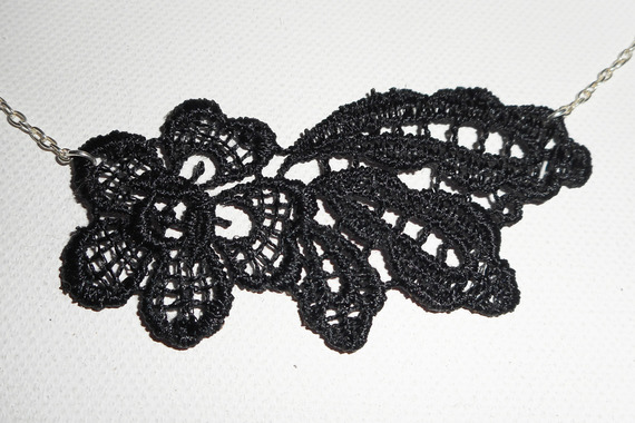 Collier en fine dentelle noire motif fleur et feuillage sur chaine argent