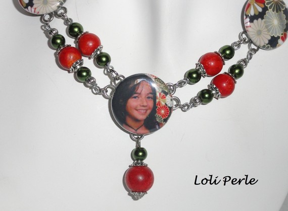 Collier en gorgone et perles de verre avec décor fleuri et votre photo préférée