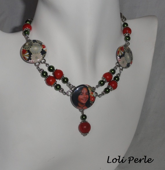 Collier en gorgone et perles de verre avec décor fleuri et votre photo préférée