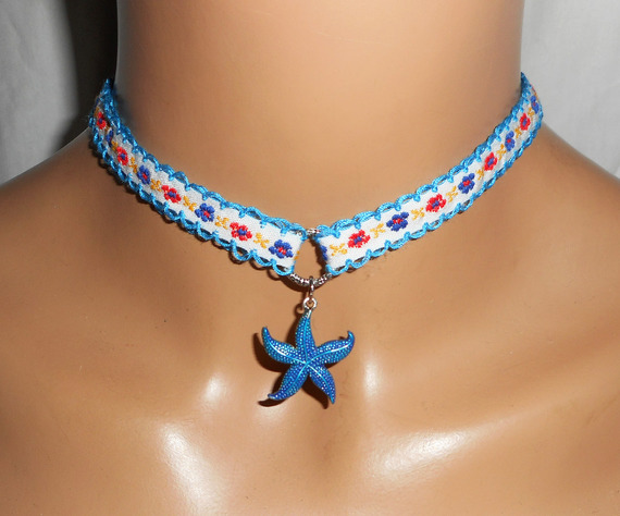 Collier en tissus fleuri avec étoile de mer bleue