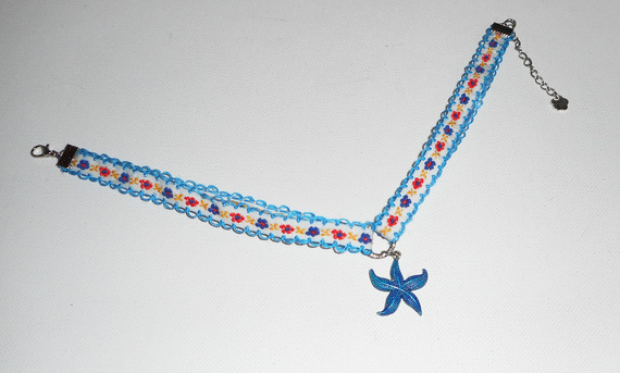 Collier en tissus fleuri avec étoile de mer bleue